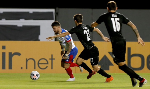 Com dois expulsos, Bahia sofre virada e dá adeus à Copa Sul-Americana