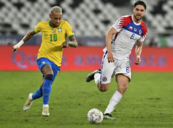 Com um a menos, Brasil segura pressão, vence o Chile e avança na Copa América