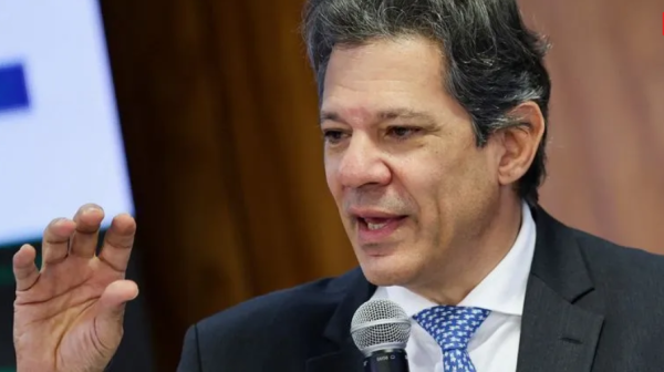 Comissão do Senado aprova convite a Haddad para explicar aumento do IOF
