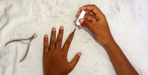 Compartilhar esmalte de unha pode trazer risco de contaminação por hepatite
