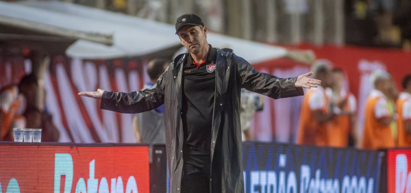 Condé reconhece entrega da equipe e avalia início no Brasileirão: 