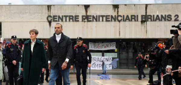 Condenado por estupro, Daniel Alves é solto após pagar fiança de 1 milhão de euros