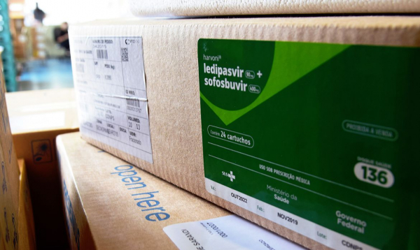 Covid-19: ministério começa a distribuir kits intubação para estados