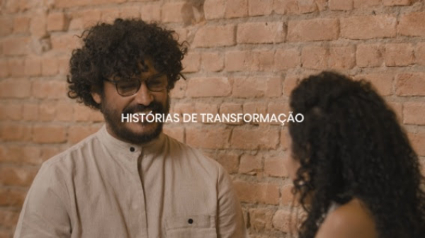 Criolo entrevista comerciantes periféricos(as) que tiveram suas vidas transformadas em websérie para o Prêmio Academia Assaí Bons Negócios 2022