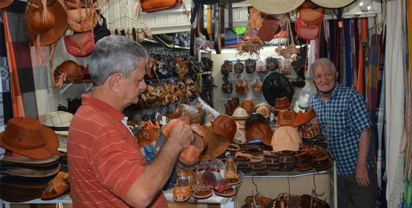 Da cabeça aos pés, itens do vestuário junino estão à venda no Mercado de Arte