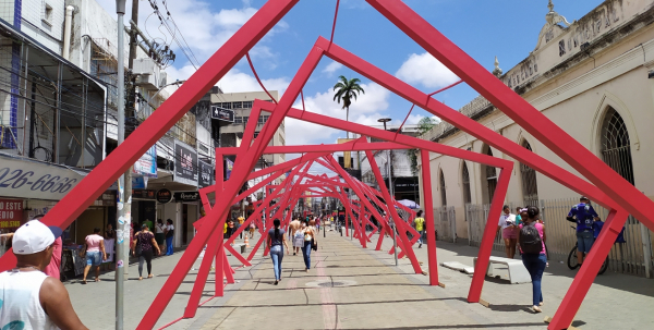 Decoração natalina moderna e inovadora começa a ser instalada em Feira