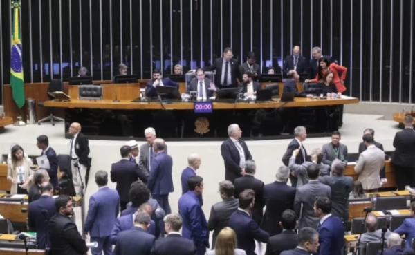 DERROTA DO GOVERNO LULA: Aprovado pedido de urgência para projeto que suspende aumento do IOF