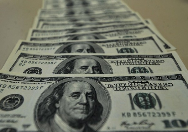 Dólar tem maior alta diária em dois meses e sobe para R$ 4,94