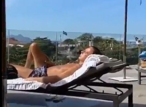 Doria toma sol sem máscara em hotel do Rio e é alvo de críticas nas redes sociais