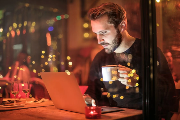 É crime? Especialistas esclarecem se uso de laptop em padarias e restaurantes é proibido 