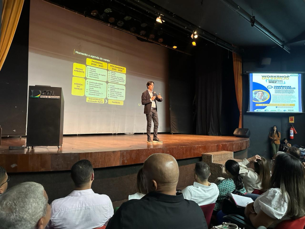 Economista Alberto Serrentino lota teatro da CDL de Feira de Santana em evento sobre varejo