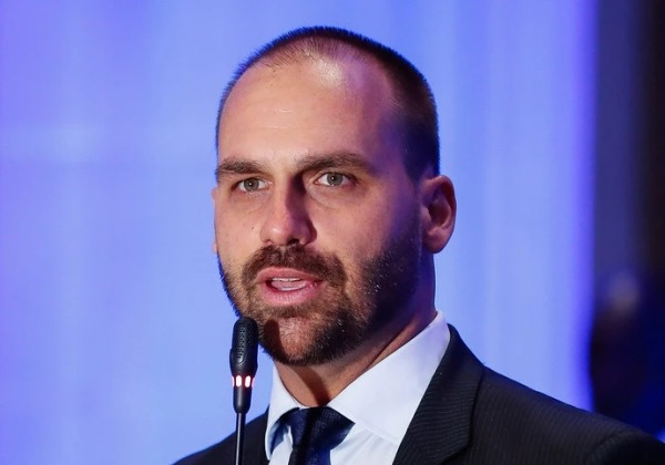 Eduardo Bolsonaro questiona gastos de Lula na coroação de Charles III