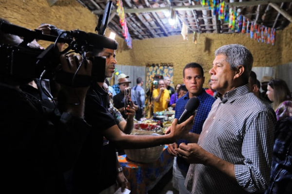 Em Castro Alves, Jerônimo acompanha Arraiá do Poeta e enfatiza a geração de renda no São João