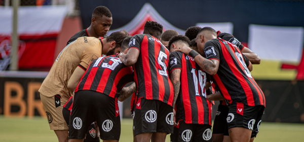 Em jogo eletrizante com duas viradas, Vitória vence o Bahia e se mantém firme no G-4 do Baianão