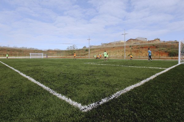 Em Maetinga, Estado inaugura arena esportiva e dá início a obra de ampliação de colégio 