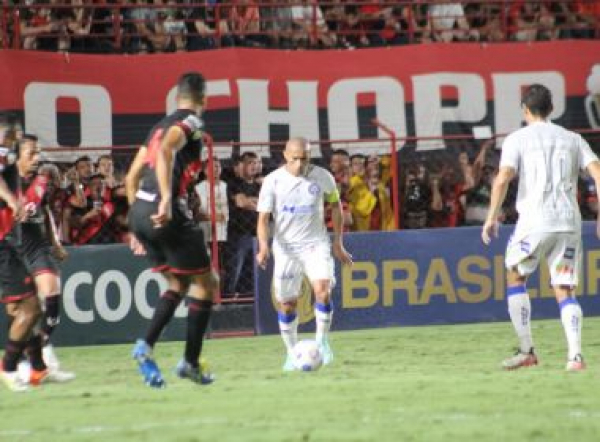 Em confronto direto, Bahia perde para o Atlético-GO e volta a se complicar