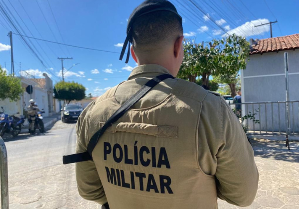 Estudante de 13 anos é agredida e mordida por mãe de colega em frente a escola