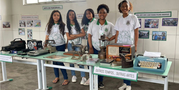 Estudantes da Escola Maria Antônia da Costa apresentam produções artísticas