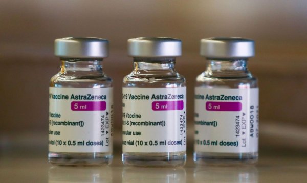 EUA vão partilhar até 60 milhões de doses de vacinas da AstraZeneca