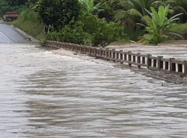 Eunápolis: Ponte na BR-101 é bloqueada após rio transbordar