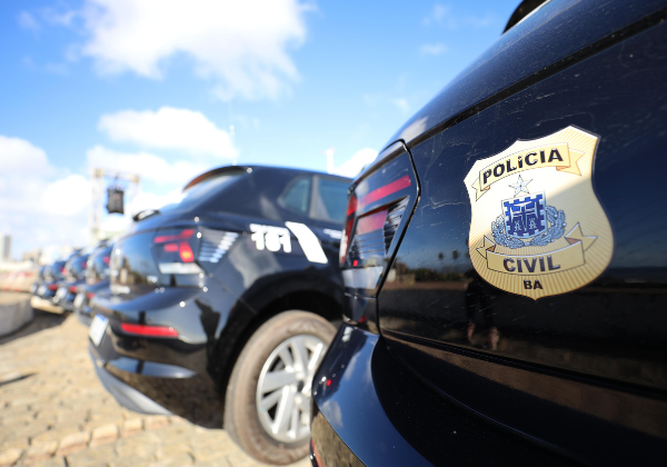 Ex-diretora de presídio é presa suspeita de facilitar fuga de 16 detentos no extremo sul da Bahia