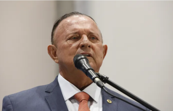 Fala Adolfo: ‘Decisão judicial se cumpre. Ivana senta na cadeira’