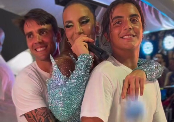 Fãs prestam homenagem a filho de Ivete em sacada de prédio