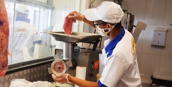 Feira: Carne deve ser moída na frente do cliente