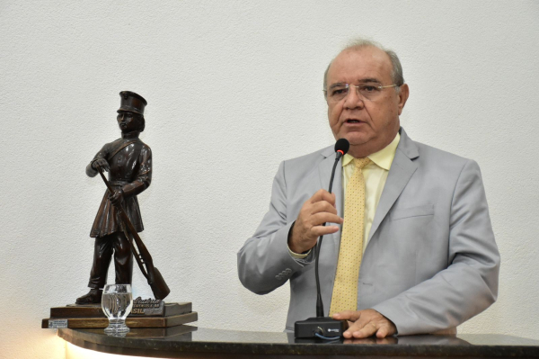 Feira não recebe novas empresas, durante gestão de Ângelo Almeida na Secretaria de Desenvolvimento Econômico, afirma vereador