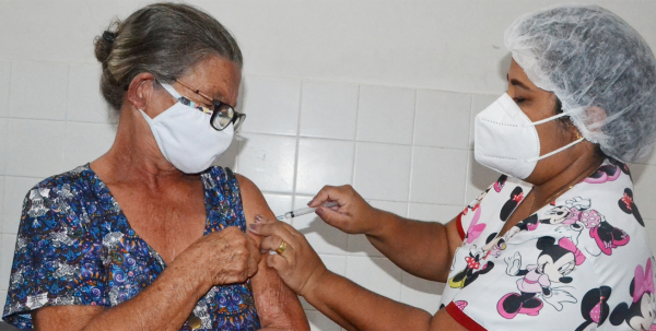Feira de Santana: Primeira dose contra Covid para maiores de 18 anos na USF Parque Ipê nesta quinta-feira