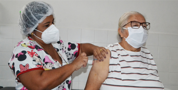 Feira de Santana:  Tem vacina para adolescentes e dose de reforço para idosos acima de 70 anos