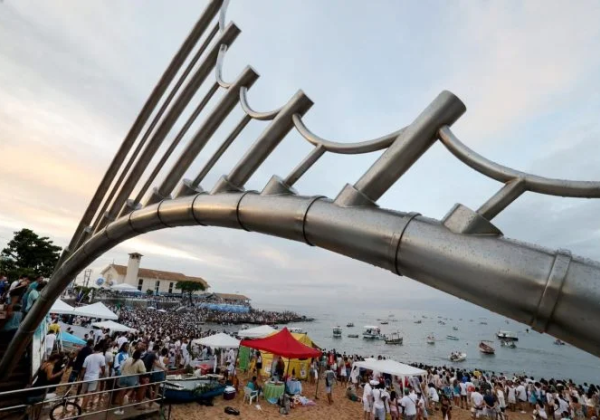 Festa de Iemanjá: Baianos e turistas se reúnem no Rio Vermelho neste domingo (2)