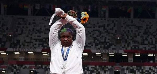 Fifa adota medidas de combate ao racismo no futebol incluindo gesto universal de denúncia