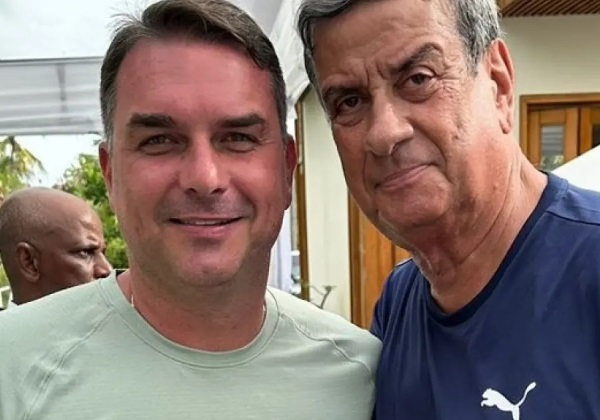Filho nº 1 de Bolsonaro aproveita feriado na Praia do Forte com intensa programação