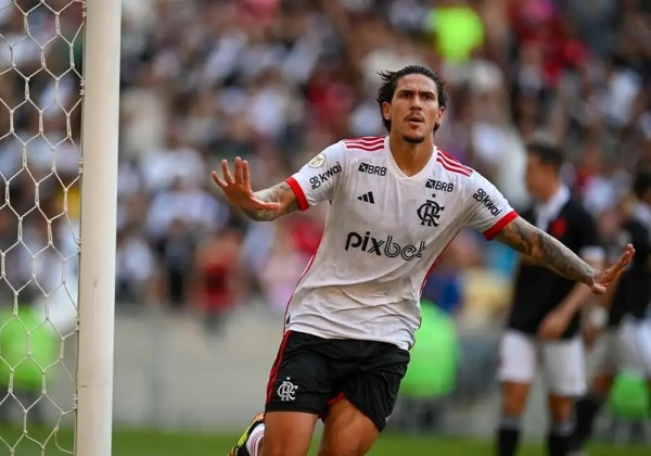 Flamengo aplica 6 a 1 no Vasco e vira líder provisório do Brasileirão