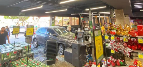 Funcionária fica ferida após veículo invadir supermercado 