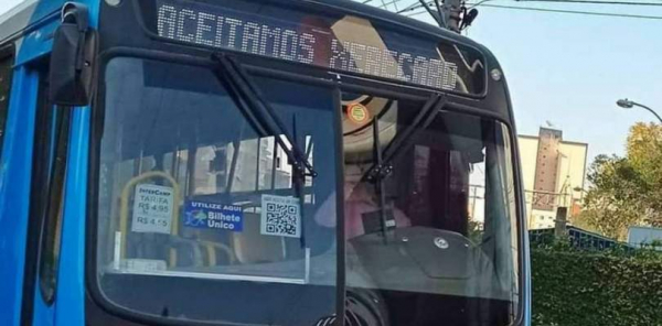 Funcionário é demitido por colocar 'aceitamos xerecard' em letreiro de ônibus