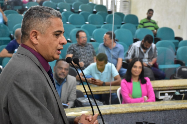 Governador e prefeito são cobrados, na Câmara, a defender comerciantes do Feiraguay, após ação da Receita