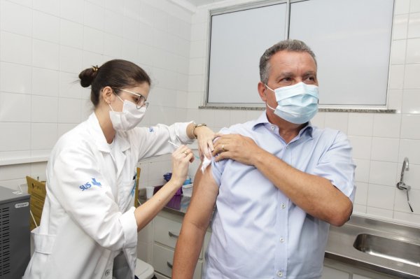 Governador ;Rui Costa é vacinado contra a Covid-19