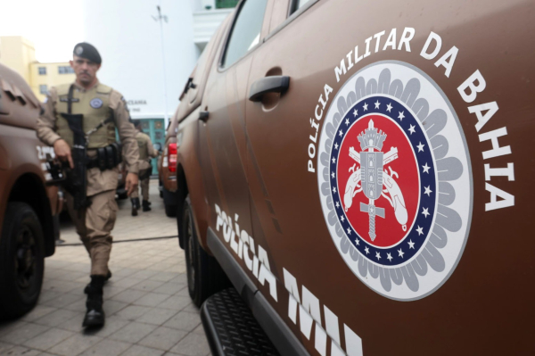 Governo da Bahia entrega novas viaturas para a Polícia Militar e anuncia convocação de policiais da reserva