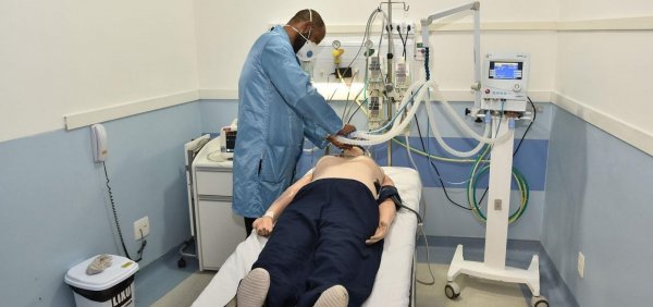 Governo federal responsabiliza estados e municípios por escassez de 'kit intubação' no Brasil