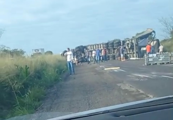 Grave acidente interdita a BR-116 Norte em Lamarão: carreta carregada com placas de ferro tomba próximo a Lamarãozinho