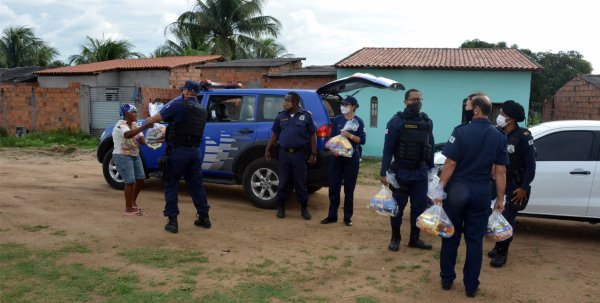 Guarda Municipal de Feira de Santana entrega cestas básicas para a comunidade carente