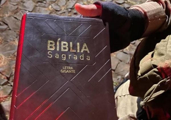 Homem é preso após agredir namorada com bíblia e facão: ‘Jesus é bom’