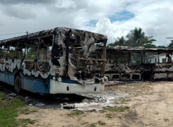 Homens armados ateam fogo em ônibus e ameaçam moradores de assentamento do MST