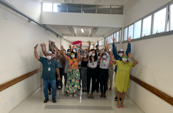 HOSPITAL CLÉRISTON ANDRADE REALIZA BAILINHO DE CARNAVAL  CONTAGIANDO TODOS COM ALEGRIA E MUITA ANIMAÇÃO