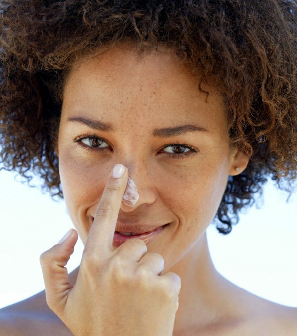 Melasma pode se agravar no verão, alerta especialista; veja como cuidar da pele