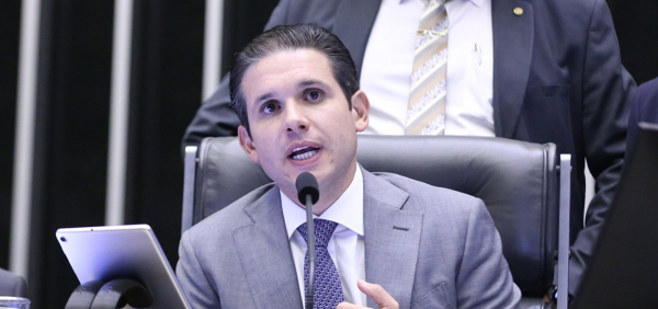 Hugo Motta promete pautar urgência de pacote antifraude no INSS na próxima semana