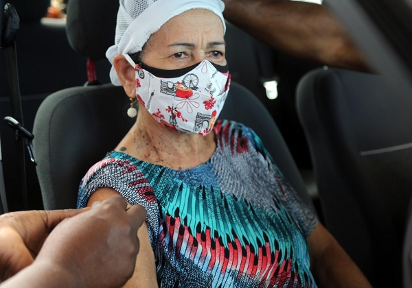 Idosos com 64 anos e policiais militares começam a ser vacinados nesta quarta (31)