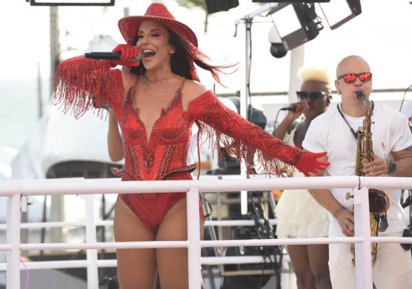 Ivete recebe homenagem da família e equipe no aniversário de 51 anos: ‘Você é luz’